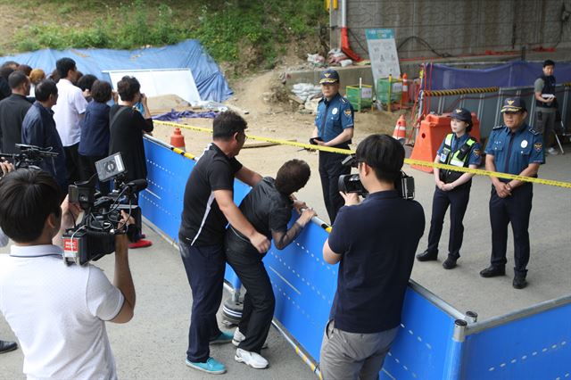 4일 오후 경기 남양주시 주곡2교 아래에서 지난 1일 발생한 폭발 사고 현장을 찾은 유가족들이 오열하고 있다. 남양주=연합뉴스