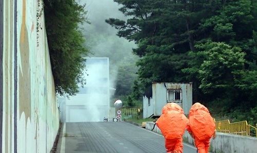 지난 4일 오후 6시 35분쯤 충남 금산군 군북면 조정리 반도체용 화학제품 제조업체에서 불산 유출 사고가 발생, 소방 당국이 현장으로 출동하고 있다. 이 업체에선 수년째 같은 사고가 반복돼 주민들이 불안감에 휩싸여 있다. 금산소방서 제공