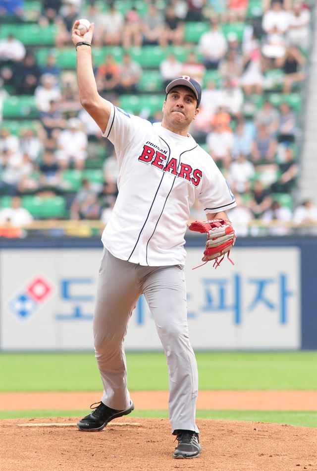 4일 잠실야구장에서 열린 프로야구 두산 베어스와 SK와이번스 경기에서 김도훈 오비맥주 대표가 시구를 하고 있다. 김 대표는 이날 오비맥주가 올해로 설립 83주년을 맞은 한국 대표 맥주회사라는 의미로 등번호 83번을 달았다. 바움컴 제공