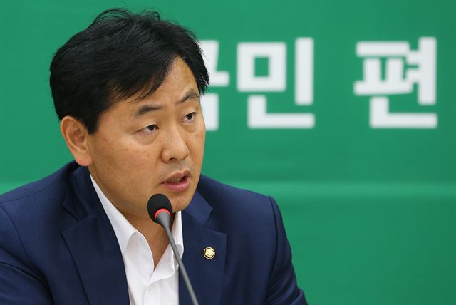 김관영 국민의당 원내수석부대표가 2일 국회에서 열린 원내정책회의에서 새만금 개발 사업과 관련해 삼성에 투자 유치 약속을 지킬 것을 촉구하고 있다. 연합뉴스