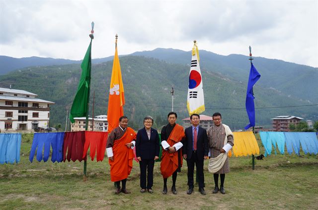 지난달 27일 부탄의 수도 팀푸에서 열린 작은 체육관 착공식에 참석한 국민체육진흥공단과 부탄 관계자들이 기념촬영을 하고 있다. 국민체육진흥공단 제공