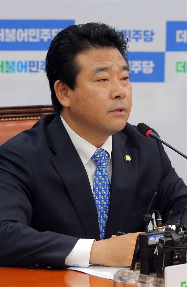 박정 더불어민주당 의원이 7일 오전 국회에서 열린 원내대책회의에서 사드 배치 재고를 요청하고 있다. 연합뉴스