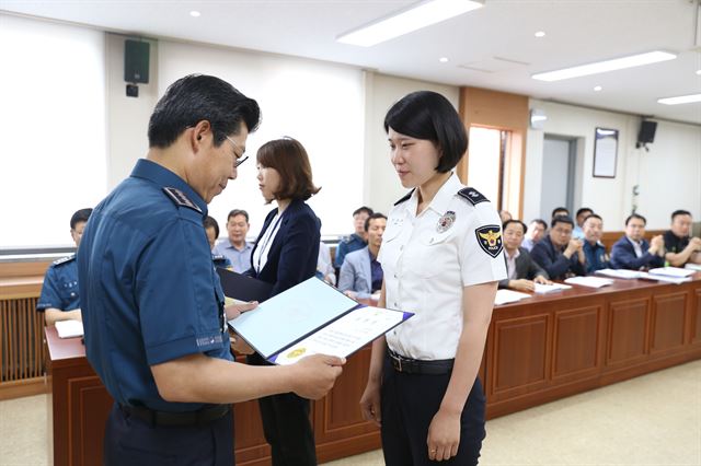 7일 이갑수 대구달서경찰서장이 7일 달서경찰서 2층 소회의실에서 새로운 심벌과 소식지 이름을 고안해 낸 직원들에게 표창장을 수여하고 있다. 달서경찰서제공.