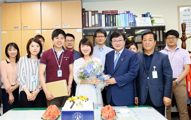 권영세 안동시장이 7일 전국 지방자치단체 최초로 실시한 여성공무원 임신 축하 이벤트 행사를 위해 체육관광과를 찿아 직원들과 함께 케익을 자르고 꽃다발을 증정했다. 안동시 제공