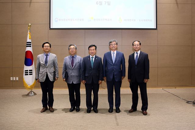 이충재(가운데) 행복청장과 김대익(오른쪽 두번째) 총괄기획가, 총괄자문위원 등이 7일 정부세종컨벤션센터에서 제7기 총괄자문단 위촉식을 갖고 기념촬영을 하고 있다. 행복청 제공