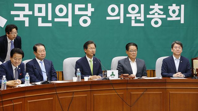 국민의당 천정배 공동대표(정가운데)가 7일 오전 국회에서 열린 의원총회에서 20대 국회 원구성에 대한 여야의 인내를 강조하는 발언을 하고 있다. 연합뉴스