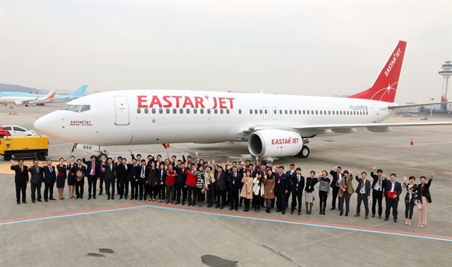 지난 3월 서울 강서구 김포국제공항 계류장에서 김정식 이스타항공 대표와 임직원들이 신규 항공기 도입을 축하하며 파이팅을 외치고 있다. 이스타항공은 다음 달부터 양양~중국 선양, 광저우 노선에 취항한다. 연합뉴스