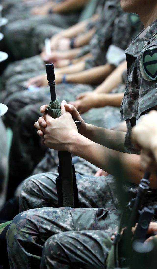 병무청이 8일 관보에 게시한 20대 국회의원 300명과 직계비속(18세 이상 남성) 246명의 병역사항에 따르면, 여성 51명을 제외한 의원 249명 가운데 208명이 현역(155명) 또는 보충역(53명)으로 병역을 마쳤다. 한국일보 자료사진