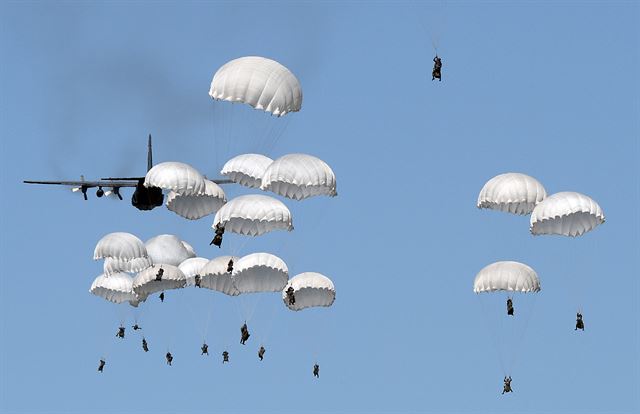 오는 7월 8일~9일까지 폴란드 바르샤바에서 열릴 예정인 북대서양조약기구 나토(NATO)정상회담을 앞두고 '아나콘다 16'으로 명명된 동유럽 냉전 이후 최대 규모의 합동 군사훈련이 시작한 가운데, 7일(현지시간) 폴란드 토룬 부근에서 나토 소속 공수부대원들이 공중낙하 훈련을 하고 있다. 이번 훈련에는 나토 회원국과 우크라이나 등 '평화를 위한 동반자 관계'에 있는 24개 국가의 3만1천 명이 참여했으며 군사전 뿐만 아니라 화학전, 사이버전 대응 훈련도 함께 이뤄진다. AFP 연합뉴스