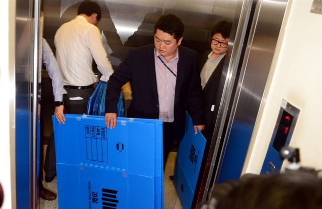 검찰 부패범죄특별수사단이 8일 오후 분식회계와 경영비리 의혹이 제기된 대우조선해양 서울 중구 본사를 압수수색하기 위해 엘리베이터에 박스를 싣고 있다. 뉴시스