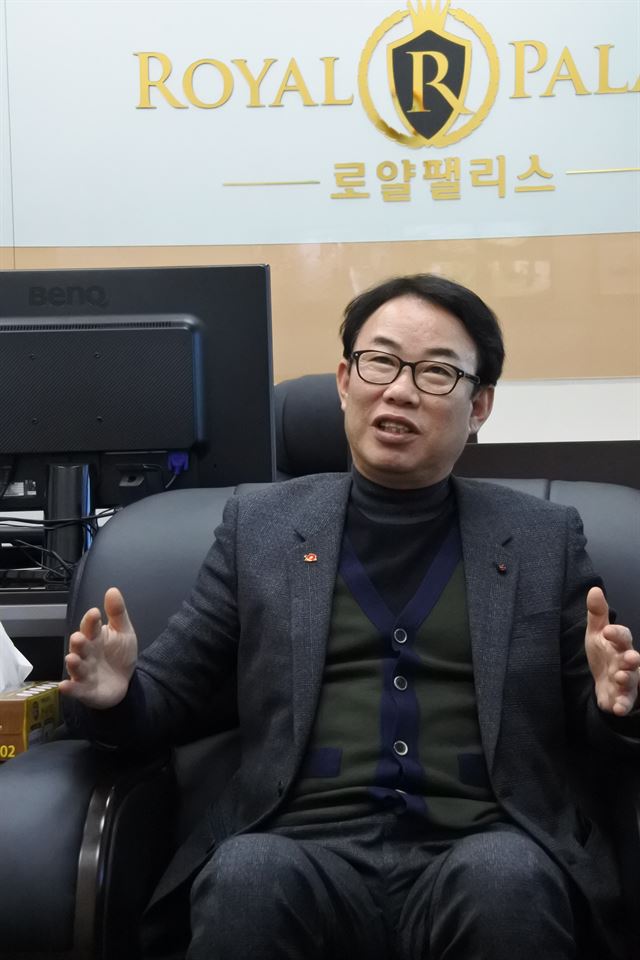 오동석 다인건설 대표가 로얄팰리스 분양에 대한 설명하고 있다.