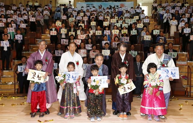 9일 국립무형유산원 대공연장에서 열린 제58회 전주시민의 날 기념행사 및 정주정신 선포식에서 김승수(가운데) 전주시장과 참석자들이 전주정신이 적힌 '꽃심' 카드를 들고 축하 퍼포먼스를 펼치고 있다.전주시 제공/2016-06-09(한국일보)