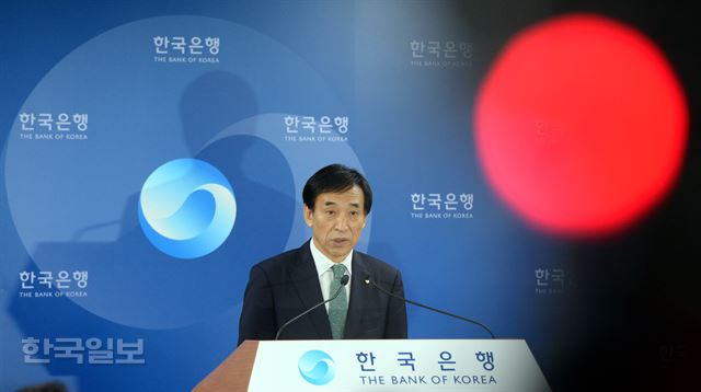 이주열 한국은행 총재가 9일 서울 남대문로 한국은행 브리핑실에서 이날 금융통화위원회의 6월 기준금리 0.25%포인트 인하와 관련해 통화정책 방향을 설명하고 있다. 서재훈기자