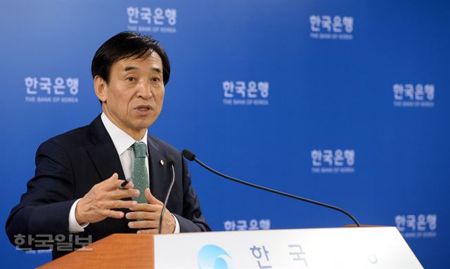 이주열 한국은행 총재가 9일 서울 남대문로 한국은행 브리핑실에서 이날 금융통화위원회의 6월 기준금리 0.25%포인트 인하와 관련해 통화정책 방향을 설명하고 있다. 서재훈기자