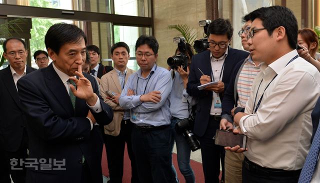 이주열 한국은행 총재가 9일 서울 남대문로 한국은행 브리핑실에서 이날 금융통화위원회의 6월 기준금리 0.25%포인트 인하와 관련해 통화정책 방향 설명을 마치고 떠나며 취재진 질문에 답하고 있다. 서재훈기자