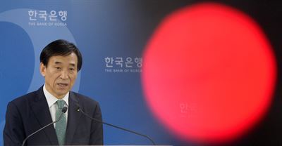 이주열 한국은행 총재가 9일 오전 서울 남대문로 한국은행 브리핑실에서 이날 금융통화위원회의 6월 기준금리 0.25%포인트 인하와 관련해 통화정책 방향을 설명하고 있다. 서재훈기자 spring@hankookilbo.com