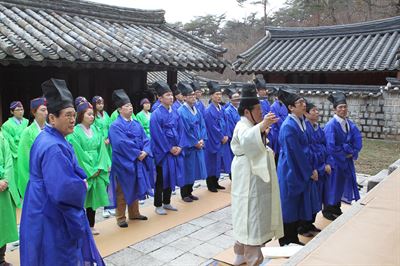 한국동서발전 임직원들이 선비체험을 하고 있다./2016-06-06(한국일보)