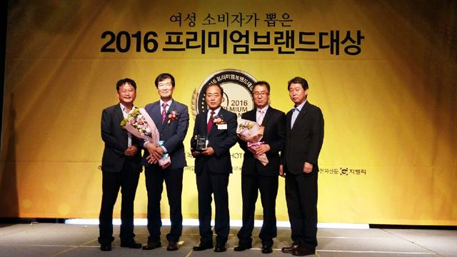 9일 서울 라마다호텔에서 개최된 '2016 프리미엄브랜드대상'시상식에서 김세동(가운데)경제산업국장과 이홍연(왼쪽 네번째)축산진흥 과장이 기념 촬영을 했다. 안동시 제공