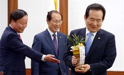 정세균(오른쪽) 신임 국회의장이 10일 오전 서울 여의도 국회 본청 집무실에서 박근혜 대통령의 축하난을 들고 온 이원종(가운데) 대통령 비서실장과 김재원 정무수석의 예방을 받고 있다. 뉴시스