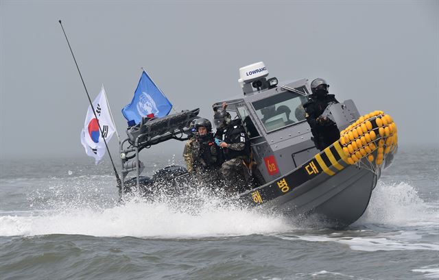 우리 해병대와 해군, 해경, 유엔군사령부가 10일 한강하구 중립수역에서 불법조업을 하고 있는 중국어선 퇴거작전을 펼치고 있다. 합참제공