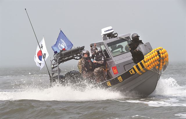 10일 한강하구 중립수역에서 우리 군과 해경, 유엔군사령부가 불법조업을 하고 있는 중국어선 퇴거작전을 펼치고 있다. 관련 동영상 링크 https://youtu.be/pR9GhW8zbpk. 합참 제공