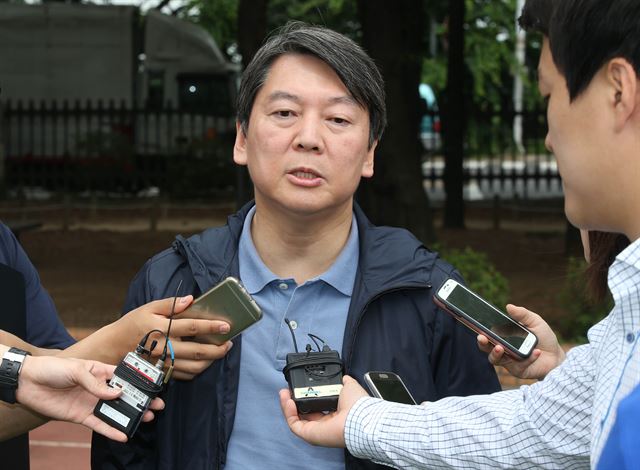 안철수 국민의당 공동대표가 11일 국회에서 김수민 리베이트 의혹 사건 등에 대한 기자들의 질문에 답하고 있다. 연합뉴스