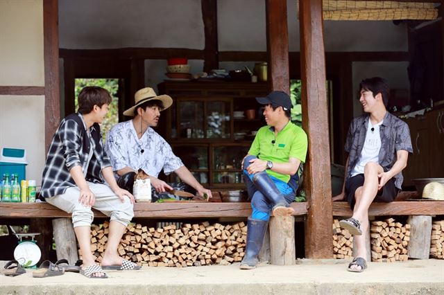 ‘삼시세끼’ 고창편 촬영현장에서 손호준(왼쪽부터)과 차승원, 유해진, 남주혁이 대화를 나누고 있다. tvN 제공