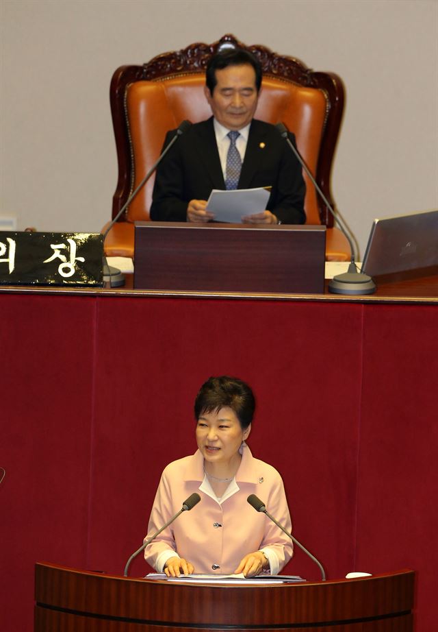 박근혜 대통령이 13일 국회 본회의장에서 20대 국회 개원 연설을 하고 있다. 연합뉴스