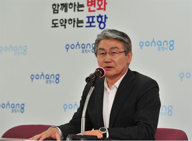 지난 4.13 총선에 출마했던 박승호 전 포항시장이 선거 기간 재산증식 의혹을 보도한 인터넷신문 기자 등을 13일 검찰에 고소한 뒤 포항시청 브리핑룸에서 기자회견을 하고 있다. 김정혜기자 kjh@hankookilbo.com