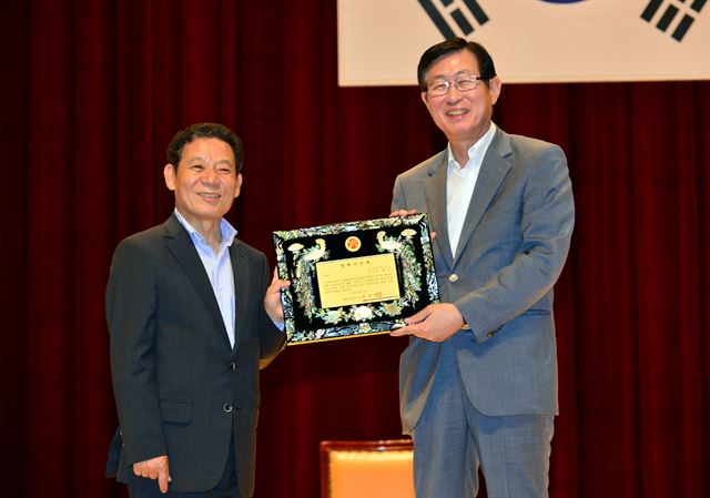 13일 광주 서구 광주시청 대회의실에서 윤장현(왼쪽)시장이 조환익 한전사장에게 명예 시민증을 수여했다. 광주광역시 제공/2016-06-13(한국일보)