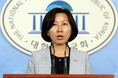 송옥주 더불어민주당 대변인이 13일 서울 여의도 국회 정론관에서 더불어민주당 전당대회 관련 브리핑을 하고 있다. 뉴스1