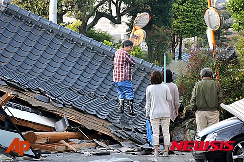 일본 구마모토현에서 연쇄 강진이 발생한지 두 달이 돼가지만 전날에 이어 13일 오후 3시54분께 진도 4의 지진이 발생하는 등 여진이 아직도 계속되고 있다. 사진은 올 4월16일 2차 강진 이후 모습. AP=뉴시스 자료사진