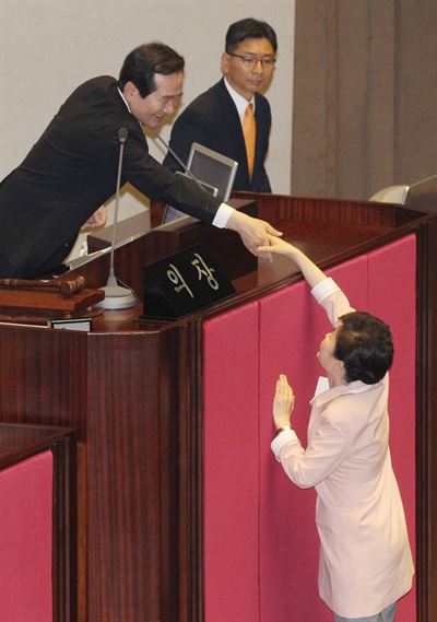 20대 국회 개원식이 13일 오전 여의도 국회에서 열린 가운데 박근혜 대통령이 연설을 마치고 퇴장하며 정세균 국회의장과 인사를 나누고 있다. 오대근 기자 inliner@hankookilbo.com