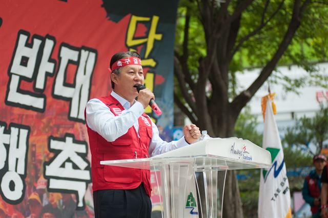 13일 석공폐쇄 반대 집회에 참석한 김연식 태백시장은 “장성광업소 폐쇄는 태백시 존립 자체가 흔들리게 하는 심각한 사안”이라고 말했다. 태백시 제공