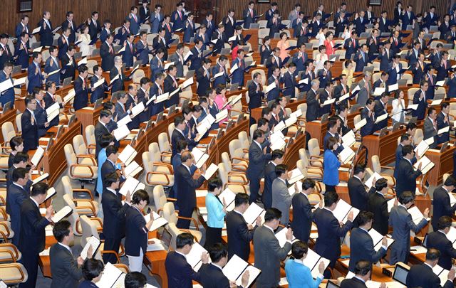 13일 오전 서울 여의도 국회에서 열린 20대 국회 개원식에 참석한 의원들이 의원선서문을 낭독하고 있다. 오대근 기자 inliner@hankookilbo.com