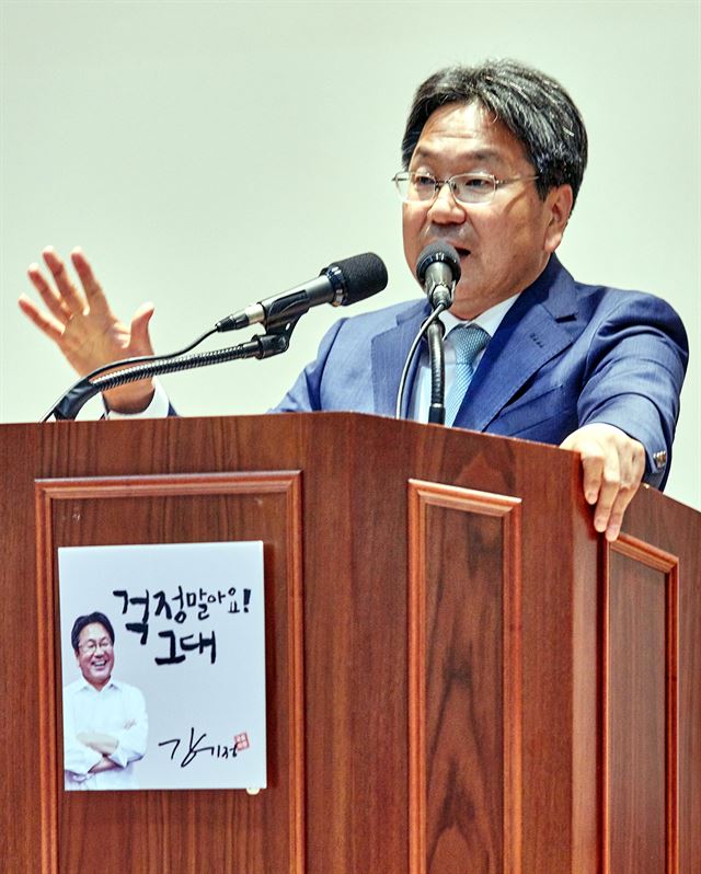 강기정 전 의원이 지난달 19일 광주 북구 각화동 시화마을 홍보관에서 주민 500여 명이 모인 가운데 지난 12년 동안의 의정활동을 정리하는 보고회를 하고 있다. 뉴시스