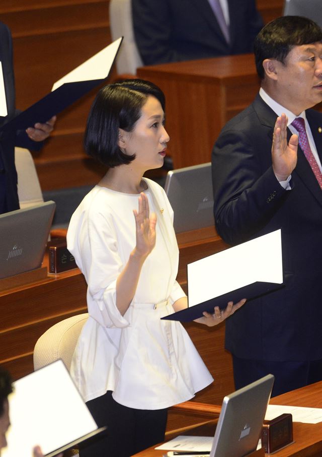 김수민 국민의당 의원이 13일 국회 본회의장에서 열린 제20대 국회 개원식에서 선서를 하고 있다. 연합뉴스