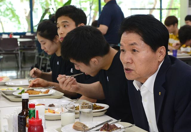 김병원(오른쪽 첫번째) 농협중앙회 회장이 3일 오전 서울 노원구 공릉동 태릉선수촌을 찾아 김정행 대한체육회장에게 2016년 리우올림픽 선수단 후원금 2억원을 전달하고 선수들과 식사를 하고 있다. 뉴시스