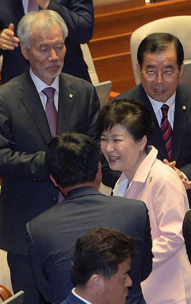 박근혜 대통령이 13일 국회에서 '20대 국회 개원 연설'을 한 뒤 본회의장을 나가면서 여야 의원들과 인사하고 있다. 연합뉴스