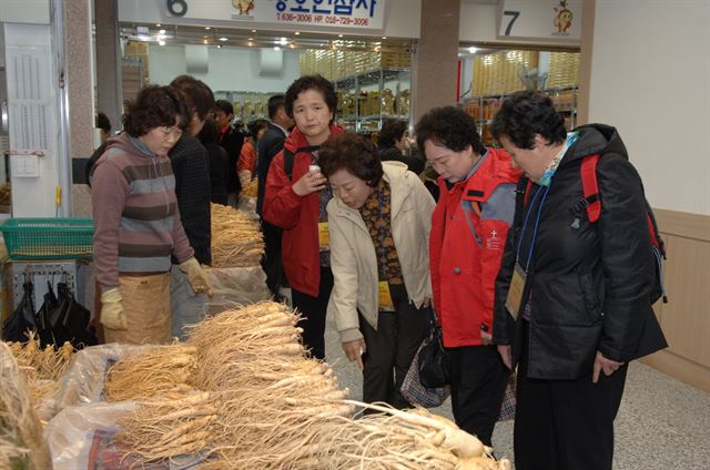 경북 영주시 풍기인삼시장을 관광객들이 쇼핑하고 있다. 영주시 제공