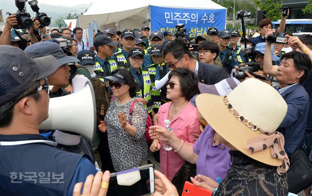 [저작권 한국일보]14일 오전 서울 광화문 광장에서 대한민국애국시민연합등 보수시민단체 회원들이 이재명 성남시장 광화문광장 불법점거 중단요구 기자회견을 끝낸 후 일당 2만원을 받으라는 이 시장 지지자들의 현수막 내용에 흥분 이시장을 면담 하러 가자 경찰들이 막아서고 있다. 2016.06.14 신상순 선임기자ssshin@hankookilbo.com /2016-06-14(한국일보)