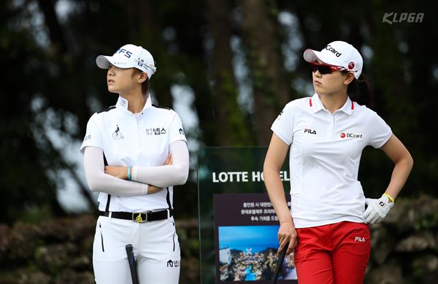 박성현(왼쪽)과 이정민이 티샷전 코스를 살피고 있다. KLPGA 제공