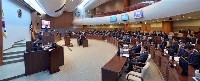 충남도의회 후반기 원 구성을 앞두고 새누리당과 더불어민주당이 부의장 1석 배분 때문에 팽팽한 신경전을 벌이고 있다