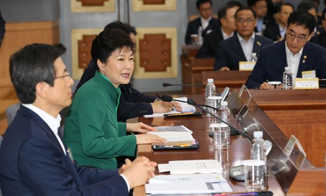 박근혜 대통령이 14일 정부서울청사에서 '2016 공공기관장 워크숍'을 주재하면서 "끝까지 간다는 각오로 공공개혁을 추진해 달라"고 주문하고 있다. 연합뉴스