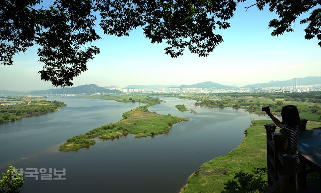 화원동산 전망대에서 내려다 본 달성습지 모습이 남아메리카 대륙을 닮았다. 달성=최흥수기자