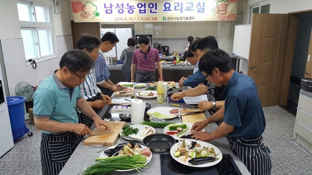 남성농업인 요리교실에 참가한 농민들이 앞치마를 두르고 식재료를 손질하고 있다. 경산시 제공