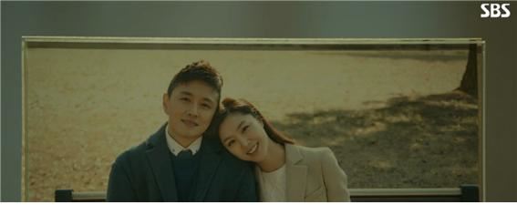 SBS 주말드라마 ‘그래, 그런거야’에서 배우 진태현(왼쪽)은 사진으로만 등장한다. SBS 방송화면 캡처