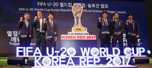 16일 오후 서울 종로구 세종로 KT 스퀘어 드림홀에서 열린 '국제축구연맹(FIFA) U-20 월드컵 코리아 2017' 엠블럼·슬로건 공개행사에서 정몽규 조직위원장 등의 참석자들이 파이팅을 외치고 있다. 왼쪽부터 곽영진 조직위 상근부위원장, 티에리 바일 피파 마케팅 디렉터, 정몽규 조직위원장, 차범근 부위원장, 안익수 U-19 축구대표팀 감독, 홍보대사 안정환. 연합뉴스