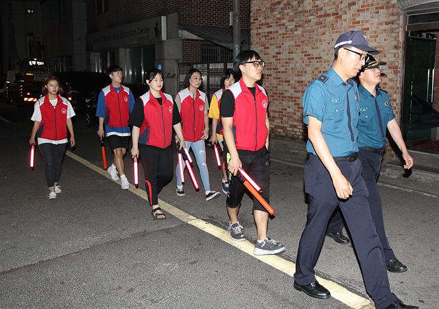 나사렛대 '학생지킴이' 학생들이 14일 경찰과 합동으로 학교 주변 원룸 밀집지역을 순찰하고 있다. 나사렛대 제공