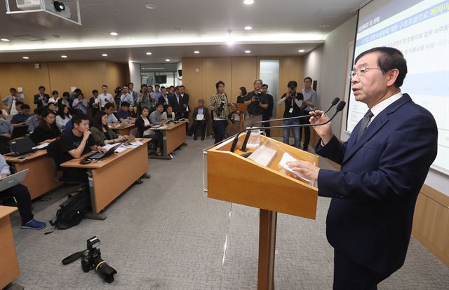 박원순 서울시장이 16일 오전 서울시청 브리핑룸에서 구의역 스크린도어 사고 후속 대책을 발표하고 있다. 연합뉴스